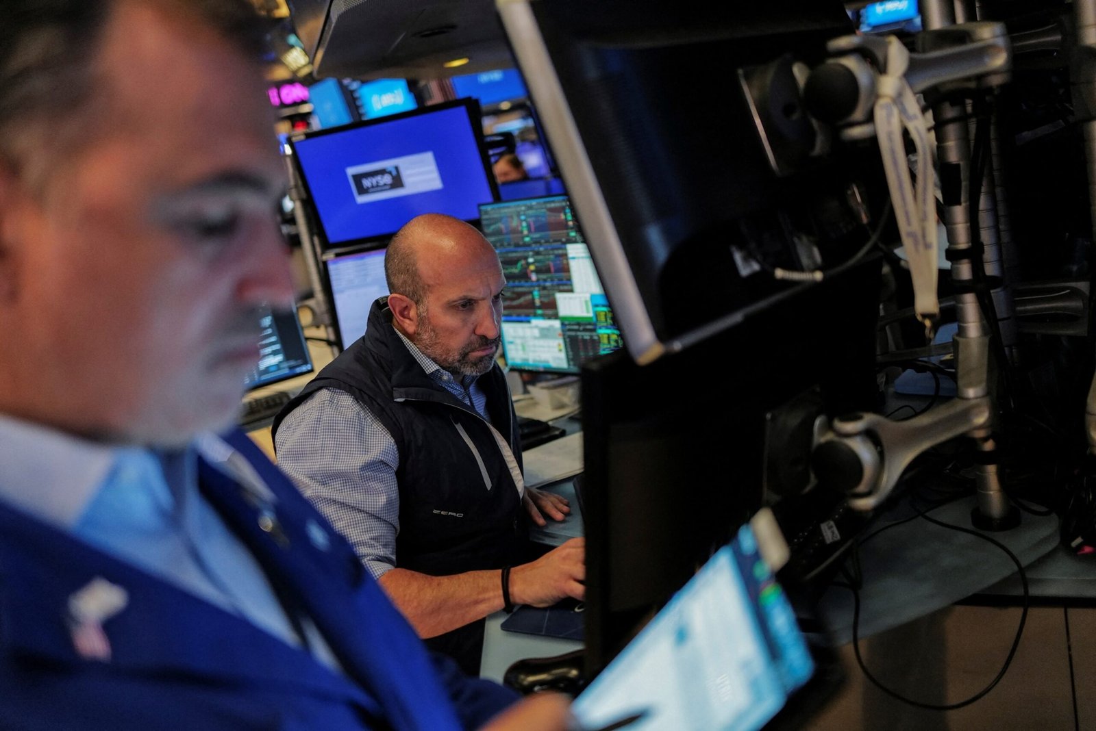 S & P 500, NASDAQ ने शेयर मार्केट सर्ज के रूप में रिकॉर्ड समापन उच्च स्तर पर हिट किया